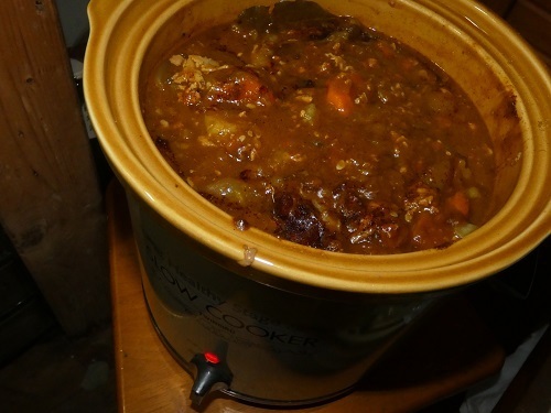 カレーを煮込む