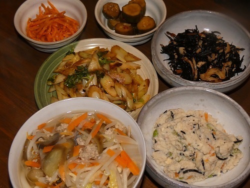 煮込みうどんと小鉢いろいろ